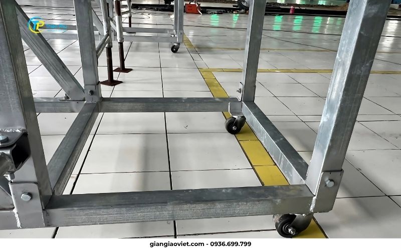 Hệ thống bánh xe xe thang di động giúp thay đổi vị trí