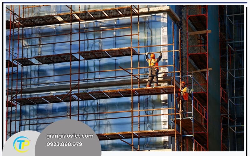 Dịch Vụ Thuê Giàn Giáo Tại Long Khánh Chuyên Nghiệp 1 kỹ sư thi công giàn giáo tại thánh phố Long Khánh