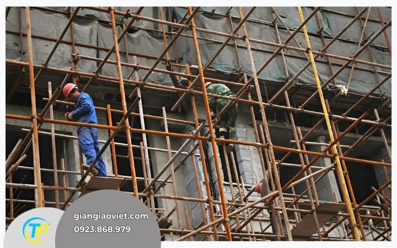 Dịch Vụ Thuê Giàn Giáo Tại Long Khánh Chuyên Nghiệp 2 Công nhân lắp dựng giàn giáo nhà cao tầng tại Long Khánh