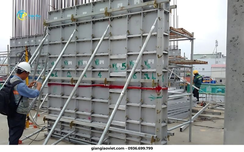 Cho Thuê Cốp Pha Nhôm Chuyên Nghiệp, Phục Vụ Toàn Quốc 1 Đội ngũ kỹ thuật Thiên Phú kiểm tra cốp pha cho thuê tại công trình