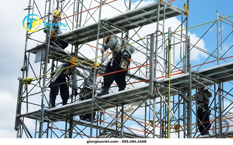 Công nhân lắp dựng giàn giáo tại công trình