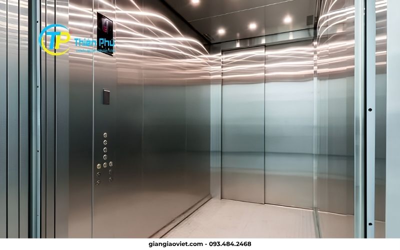 hoàn thiện cabin cửa tầng và ốp bảo vệ thang nâng hàng