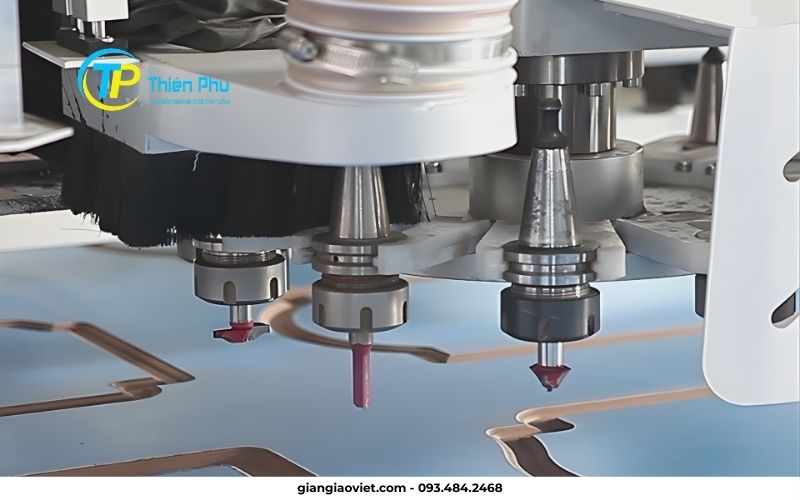 M-Code là gì? 9 mã lệnh M-Code trong gia công CNC 4 Máy phay CNC đang thực hiện thao tác thay dao tự động