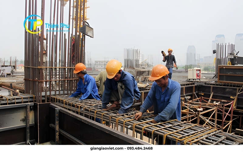Thợ thi công cốt thép trước khi đổ bê tông